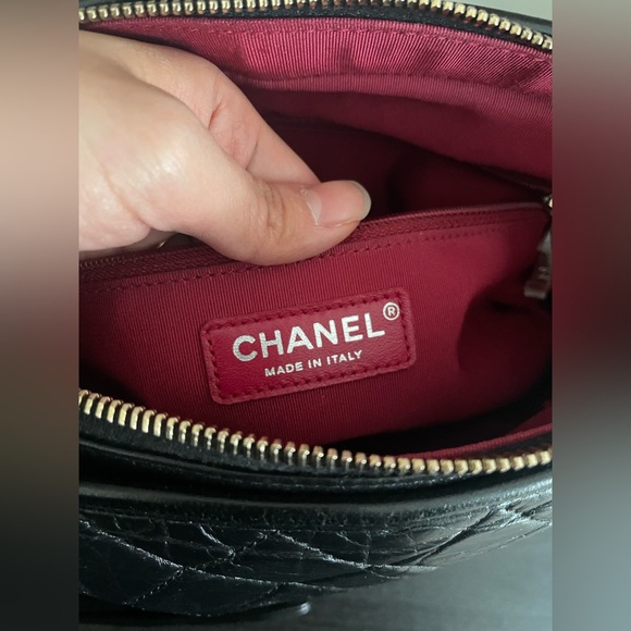 Chanel Gabrielle Hobo Quilted Aged Calfskin in Medium - Picture 7 of 16